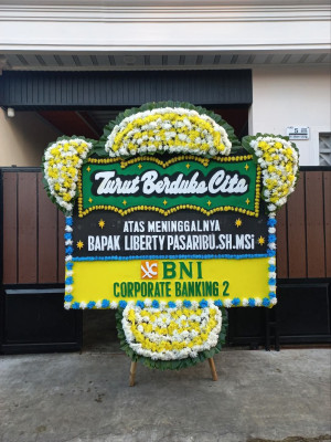 Papan Bunga Duka di Simpang Tanjung