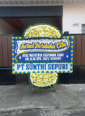 Papan Bunga Duka di Simpang Tanjung