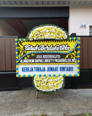 Papan Bunga Duka di Simpang Tanjung