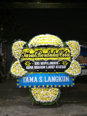 Papan Bunga Duka di Simpang Tanjung