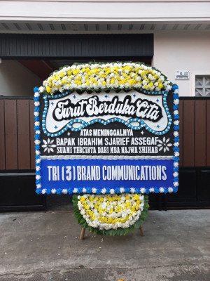 Papan Bunga Duka di Simpang Tanjung